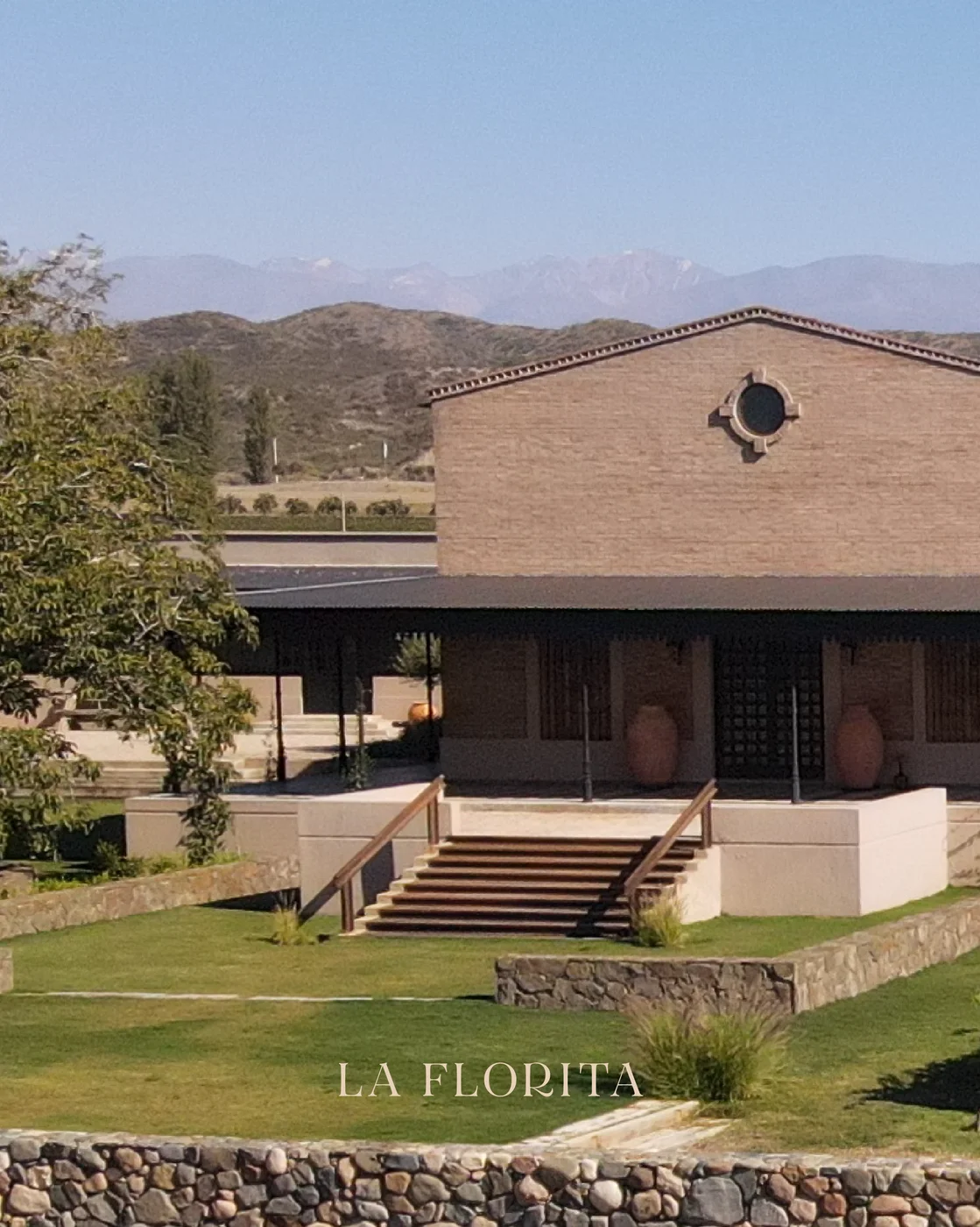 Fachada y viñedos de Finca La Florita
